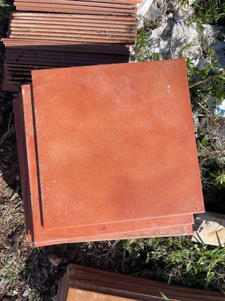 Azulejo y rodapie color marron naranja teja