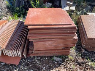 Azulejo y rodapie color marron naranja teja