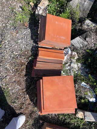 Azulejo y rodapie color marron naranja teja