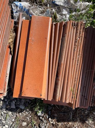 Azulejo y rodapie color marron naranja teja