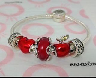 Charm Corazón Rojo Metálico.