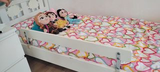 Cama infantil Kritter y mesita con 2 taburetes Ike