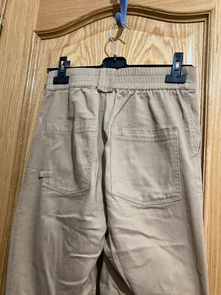 Pantalón beige cargo Stradivarius