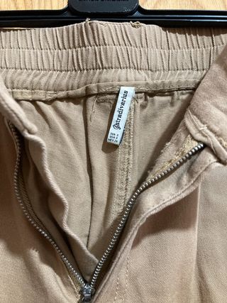 Pantalón beige cargo Stradivarius
