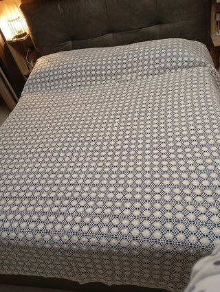 Copriletto o copri tavolo all' uncinetto