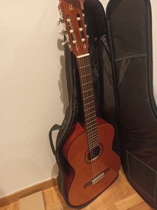 Guitarra española nueva,con peldaño pie y afinado