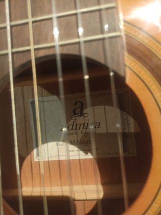 Guitarra española nueva,con peldaño pie y afinado