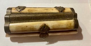 Excepcional caja de hueso y laton marroqui