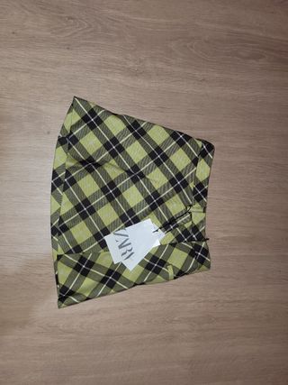 Falda verde de niña 