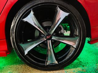 Ford Focus  RS llantas 19  neumáticos semi nuevos