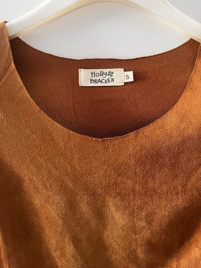 Vestito smanicato in camoscio