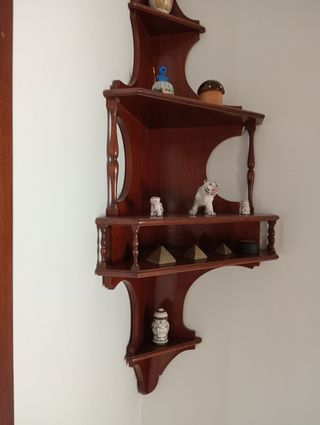 Estantería de madera de esquina