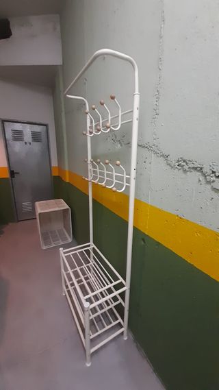 Perchero blanco de metal, zapatero