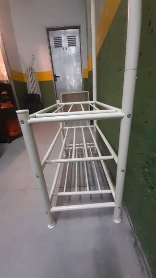 Perchero blanco de metal, zapatero