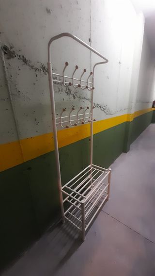 Perchero blanco de metal, zapatero