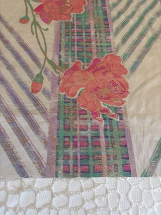 Tela flores y rayas.