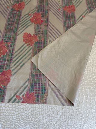 Tela flores y rayas.