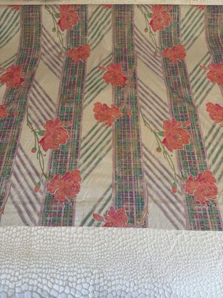 Tela flores y rayas.