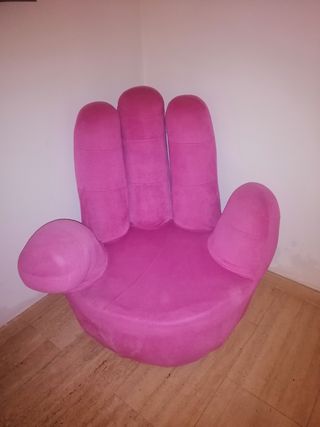 Sillón con forma de mano giratorio.