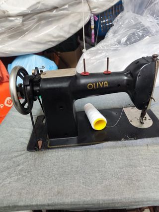 Máquina de Costura Oliva antiga manual,