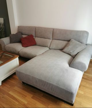 Sofá gris con chaise longue