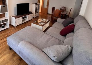 Sofá gris con chaise longue