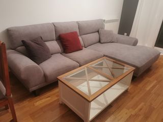 Sofá gris con chaise longue