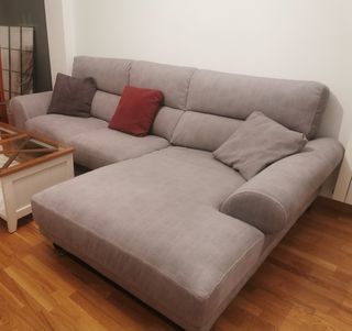 Sofá gris con chaise longue