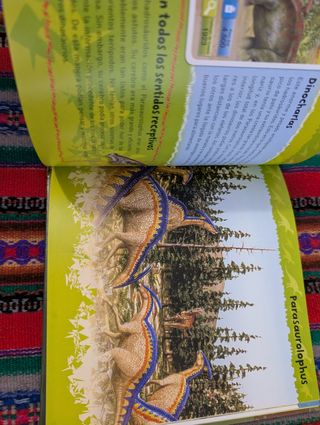 2 en 1, Libro y juego de cartas dinosaurios.