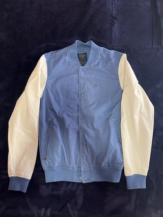 Beisbolera azul y blanca pull and bear