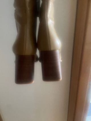 botas altas de piel mosqueteras