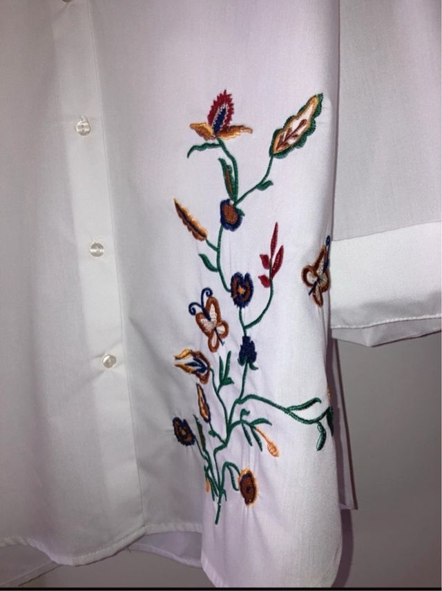 Camicia bianca ricamata