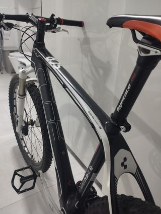 Bicicleta de montaña carbono cube