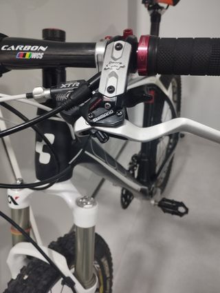 Bicicleta de montaña carbono cube