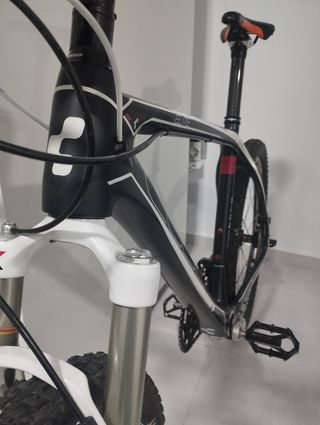 Bicicleta de montaña carbono cube