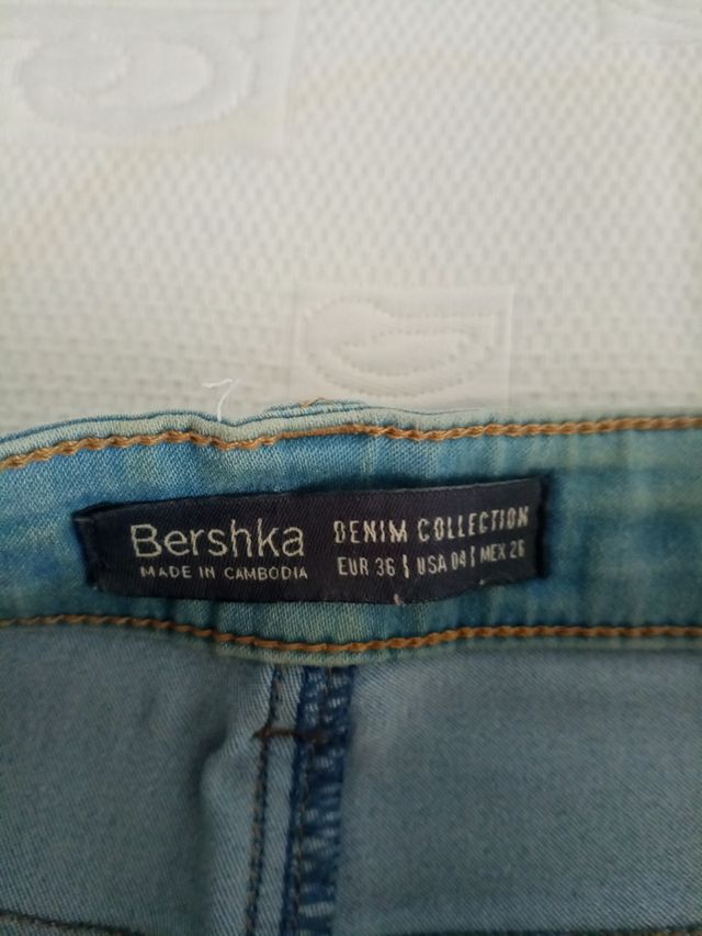Pantaloni Bershka in denim elasticizzato blu