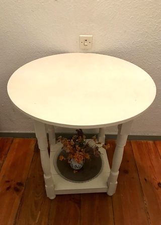 Mesa de madera blanca.70cm anchura y 77cms altura