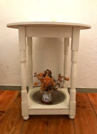 Mesa de madera blanca.70cm anchura y 77cms altura