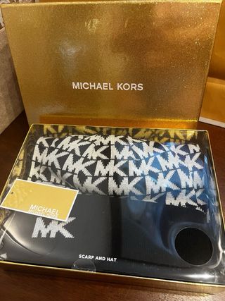 Conjunto de gorro y bufanda Michael Kors nuevo!