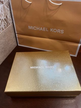 Conjunto de gorro y bufanda Michael Kors nuevo!