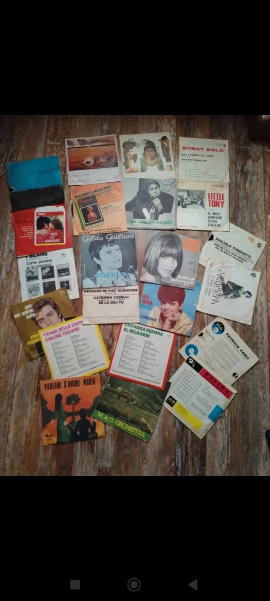 22 Dischi in vinile 45 giri