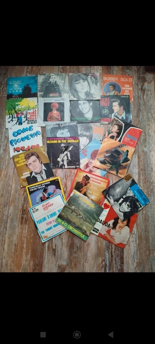 22 Dischi in vinile 45 giri