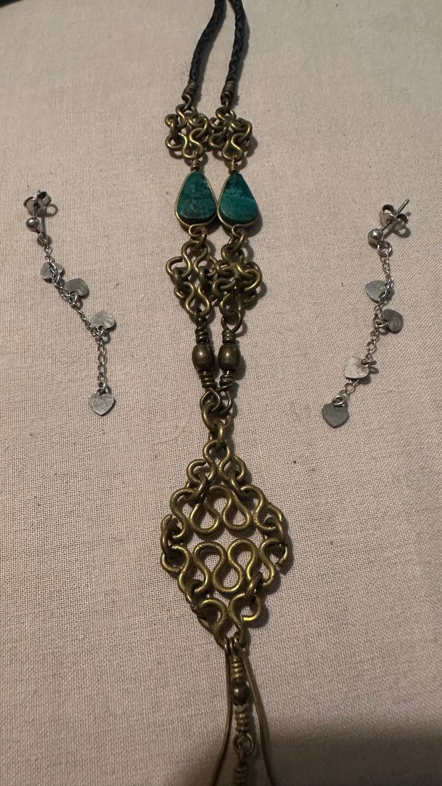 Conjunto de colgante y pendientes