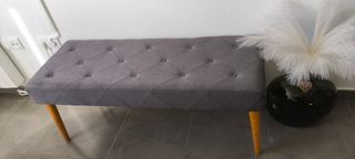Banco pie de  cama gris y madera