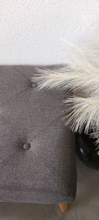 Banco pie de  cama gris y madera