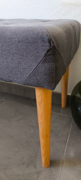 Banco pie de  cama gris y madera