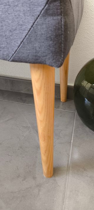Banco pie de  cama gris y madera