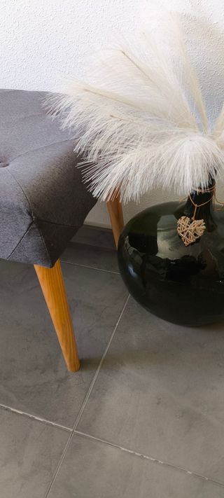 Banco pie de  cama gris y madera