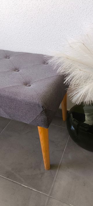 Banco pie de  cama gris y madera