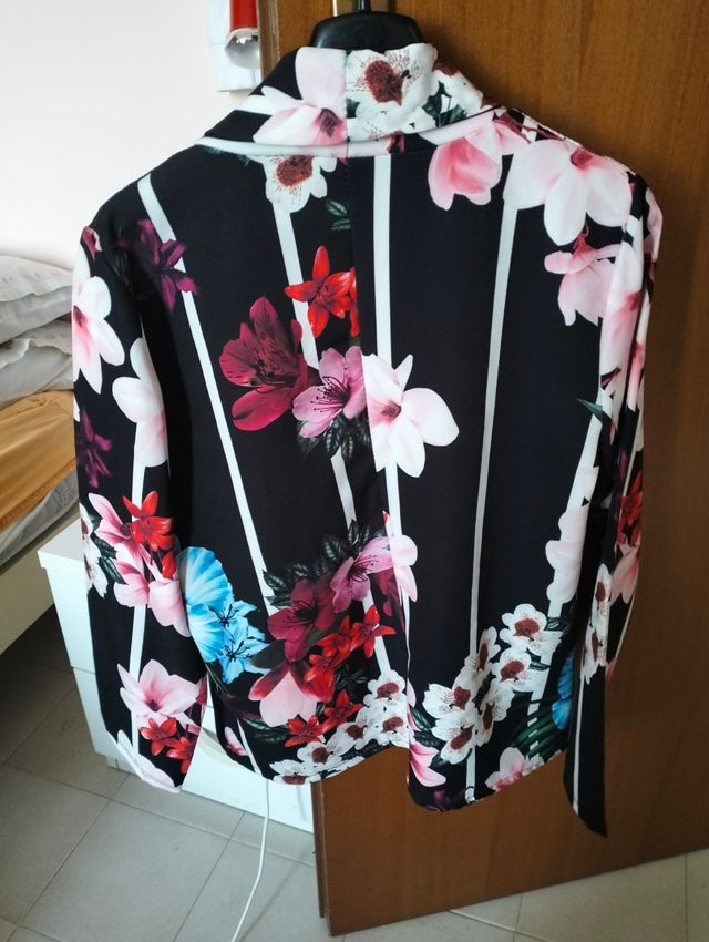 Blazer nero con fiori